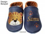 Lederpuschen dunkelblau-braun mit rechts Stickerei Tigergesicht ocker-rotbraun-creme-schwarz und links Namen ocker mit 2 Tatzen rotbraun